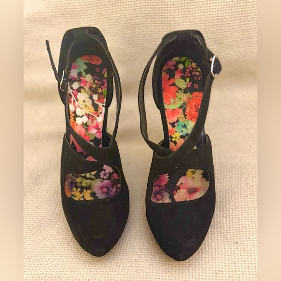 Qupid Black Cross Strap Pump - Picture 1 of 3